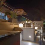 zariadenie Signál - vonkajšia terasa, schody a lavičky na príjemné posedenie - nočný záber