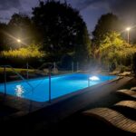 Bazén v zariadení Signál. Na fotke je zachytená večerná atmosféra, ktorú dotvára príjemné osvetlenie bazéna.