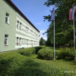 Areál zariadenia Spišská Nová Ves z bočnej strany je obklopený zeleňou.