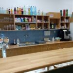 Bufet v zariadení SNV s ponukou cukroviniek, nápojov a slaných snackov.