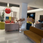 Recepcia a relaxačná zóna v zariadení Signál spríjemnená pohodlnými pohovkami, kresielkami a estetickými dekoráciami.