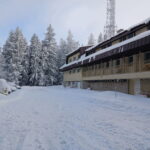 Guliak - pohľad na budovu rekreačného zariadenia z boku. Budova aj okolitá príroda je pod snehovou prikrývkou.