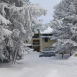 Guliak - pohľad na budovu a okolitú prírodu v snehovej prikrývke.