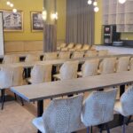 Konferenčné priestory - pohľad zo zadnej časti miestnosti, sú vybavené prenosným projektorom, projekčným plátnom a mobilným flipchartom (vrátane príslušenstva)