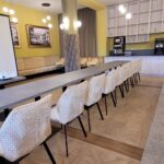 Konferenčné priestory - pohľad z boku, sú vybavené prenosným projektorom, projekčným plátnom a mobilným flipchartom (vrátane príslušenstva)