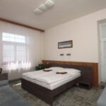 Izba - pohlaď cez postele k oknu