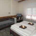 Izba - pohlaď cez postele k oknu - 3 postele