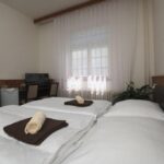 Izba - pohlaď cez postele k oknu