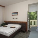 Izba - pohlaď cez postele k balkónu